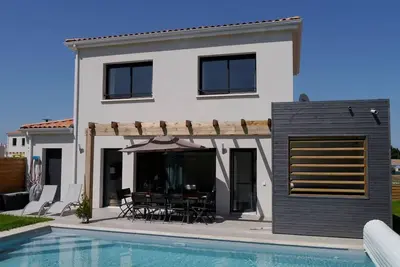 Image de Villa avec piscine/jacuzzi privatifs au sein d'une résidence avec tennis