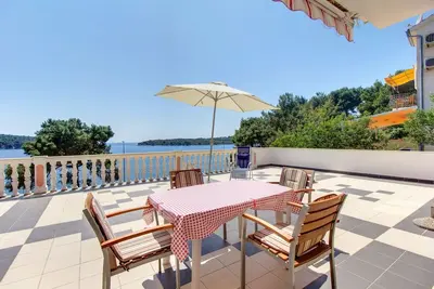 Appartement d'une chambre avec la terrasse et la vue sur le mer Mali Losinj, Losinj (A-2489-c)