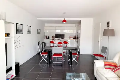 Image de Appartement T3 Contemporain, Proche Plage et Centre, Parking Sécurisé, Wi-Fi