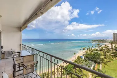 Image de Island Decor Condo w/Ocean View Lanai Dining Bar, Free WiFi–Waikīkī Shore #1306