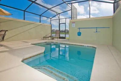 Image de Belle Maison De Ville Lac Avant À Seulement ÉTAPES Du Clubhouse! ! Salle À THÈME Harry Potter Et Brave Kids!