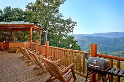Image de Une vue imprenable depuis le pont parfait pour les amoureux de la montagne