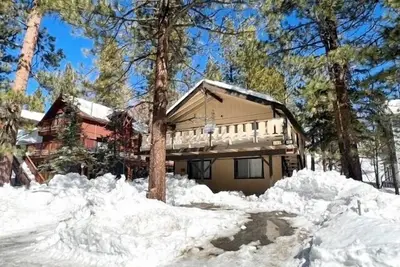 Image de Chalet Georgia -2br / 2ba / À pied du village / WiFi / Baby-foot / Location de vélo / kayak Gratuite de 2 heures!