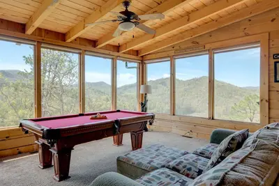 Image de Cabane paisible avec terrasse enveloppante, table de billard et laissez-passer gratuits pour les attractions locales.