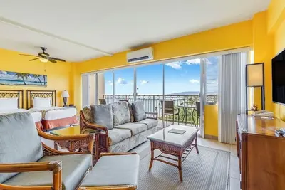 Image de Suite Paradise! Enjoy fiery sunsets, Free WiFi, Full Kitchen–Waikīkī Shore #1008