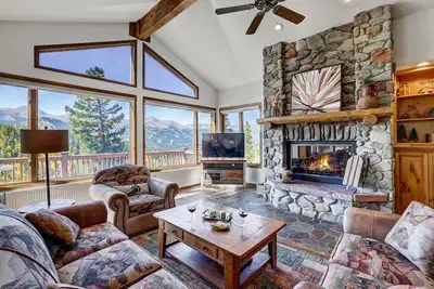 Image de Sunset Chalet, vue imprenable sur la chaîne des Dix-Mile! 3 chambres plus lits superposés bonus