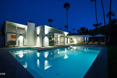 Image de 3 chambres plus Casita dans Vista Las Palmas, avec des fenêtres et des stores piscine