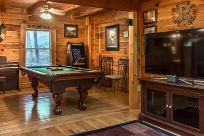 Image de Cabine privée avec bain à remous, table de billard, foyer et laissez-passer gratuits pour les attractions locales.