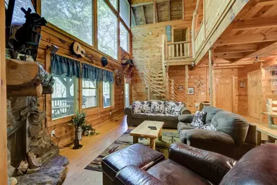 Image de Grande cabane en rondins accessible en fauteuil roulant, isolée des pins pour votre escapade en famille