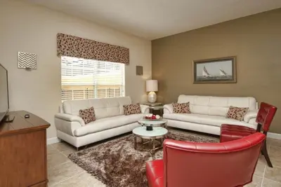 Image de Décor moderne, résidence sécurisée, à 5 minutes de Disney, Wifi gratuit!