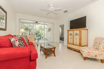 Image de Résidence fermée de style complexe et retraite privée! À quelques minutes des plages et de la rivière Caloosahatchee!