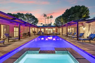 Image de Luxe détendu à Las Palmas avec court de tennis privé, vue sur la piscine et la montagne