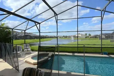 Image de Orlando Disney Area Vacation Pool Home avec vue imprenable sur le lac, spa extérieur, salle de jeux et Wifi gratuit!