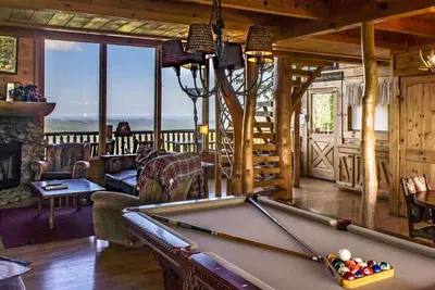 Image de Cabine avec vue panoramique, bain à remous, table de billard, cheminée et entrées gratuites aux attractions locales