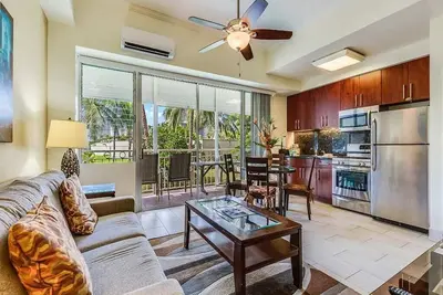 Image de Steps from the Sand! Modern Suite w/Free WiFi, Full Kitchen – Waikīkī Shore 210