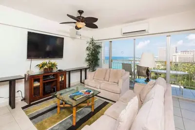 Image de Home Away from Home w/Pacific View, Chic Kitchen, Free WiFi–Waikīkī Shore #1410