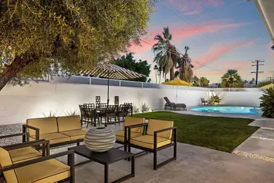 Image de Sunrise Park au milieu du siècle avec une esthétique classique d'Hollywood Regency, une piscine étincelante et un jardin