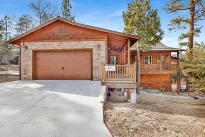 Image de * Castle Glen Single Story Log Home ~ Bain à remous ~ Pont