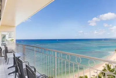 Image de Beach Bliss w/Awesome View, Hawaii Decor, WiFi, Full Kitchen–Waikīkī Shore #802