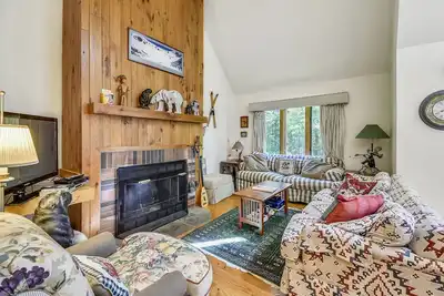 Image de Le Colony Club C12 situé au cœur de Killington est une belle maison de ville spacieuse avec beaucoup d'espace pour plusieurs familles pour des vacances ensemble.