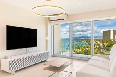 Image de Modern Décor W/Private Lanai and A/C – Waikīkī Shore #1106