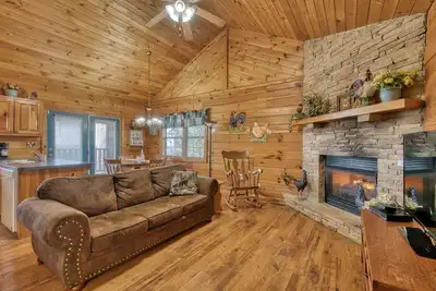 Image de Cabane qui accepte les animaux de compagnie avec une vue magnifique, porche, bain à remous et laissez-passer gratuits pour les attractions locales.