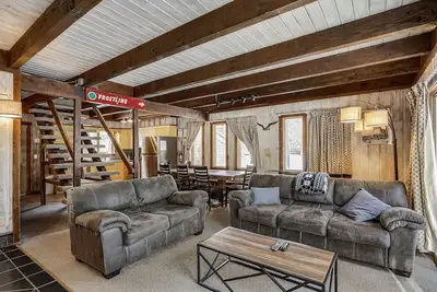 Image de Hemlock Ridge 6a est une jolie maison de ville rénovée située à proximité de la vie nocturne de Killington.