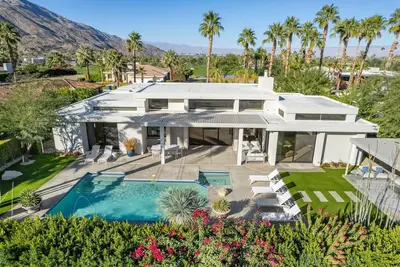 Image de Villa contemporaine sur un terrain de golf de premier choix dans les canyons indiens avec des jardins luxuriants, une piscine et un spa