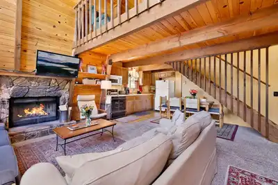 Image de * Cozy Bear Mtn Golf / Chalet De Ski ~ Grand patio Bbq ~