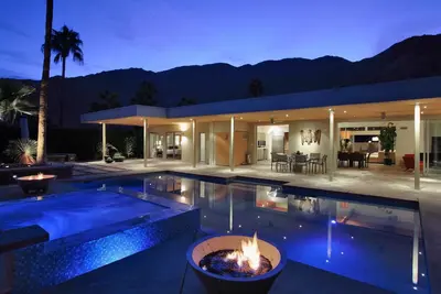 Image de L'architecture du milieu du siècle rencontre le décor moderne à Vista Las Palmas avec piscine, bain à remous et home cinéma