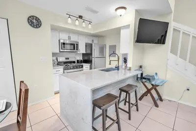 Image de Beau lotissement avec 3 chambres et 2 salles de bains, véranda et piscine communautaire chauffée & spa dans une petite communauté fermée à Mango Key près de Disney, Orlando