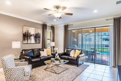 Image de Renseignez-vous sur les offres spéciales, à quelques minutes de Disney, salle de jeux, piscine / spa privés, commodités gratuites!