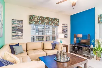 Image de Tarifs réduits, tout neuf, piscine privée, installations du complexe, 5 milles de Disney!