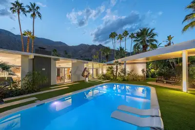 Image de Villa moderne près du centre-ville de Palm Springs avec spa, piscine et vues sur la montagne
