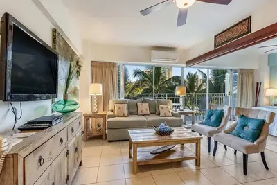 Image de Rustic Beach+Modern Décor. Luxe Condo w/WiFi, Full Kitchen – Waikīkī Shore #410