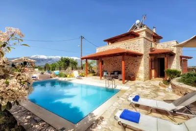 Villa en pierre avec piscine privée, barbecue et vue imprenable sur la montagne