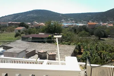 Image de Appartement de deux chambres avec la terrasse et la vue sur le mer Vinisce, Trogir (A-12248-a)