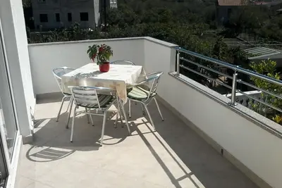 Image de Appartement d'une chambre avec la terrasse et la vue sur le mer Vinisce, Trogir (A-12248-b)