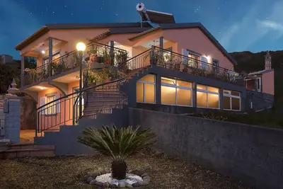 Image de Paradise House Calheta. toute la maison avec 3 chambres, 1 km de la calheta plage