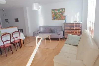 Image de Appartement rénové confortable à 2 pas de la plage