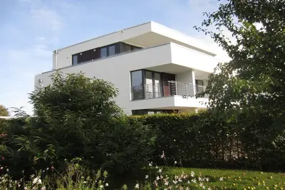 Image de Appartement moderne avec une vue imprenable sur l'eau et le pont de Rügen