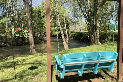 Image de Ouvertures d'août! Profiter de la paix; Creekside, foyer sous le porche, oiseaux
