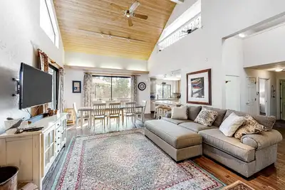 Image de Accueil accueillant vue sur la montagne w / grande terrasse, table de billard et accès facile au lac!