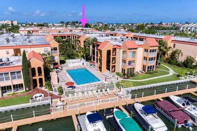 Image de Paradis! Près de la plage. . . Piscine chauffée. . . Quai de pêche. . . Communauté fermée!