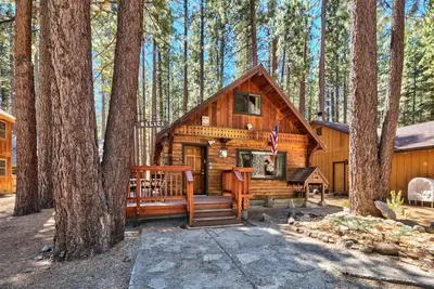 Image de Cabine Tahoe classique! 2 chambres, WiFi