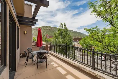 Image de Condo de luxe donnant sur l'avenue principale historique. - Superbes vues sur la terrasse et la montagne