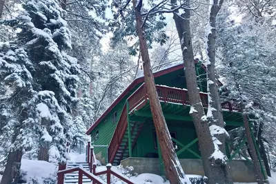 Image de Cabine rustique et moderne! Intimité, bain à remous, table de billard, sérénité.