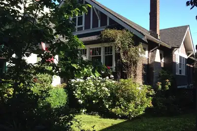 Image de Charme Upstairs Suite In Historic Grandview Woodland