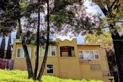 Image de Maison de 3 chambres à coucher et 2 salles de bains avec une grande architecture d’art et d’artisan.