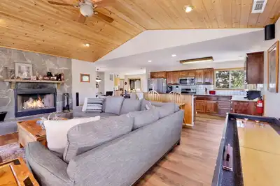 Image de * Amazing Lofty Lakeviews ~ Jacuzzi ~ Air Hockey ~